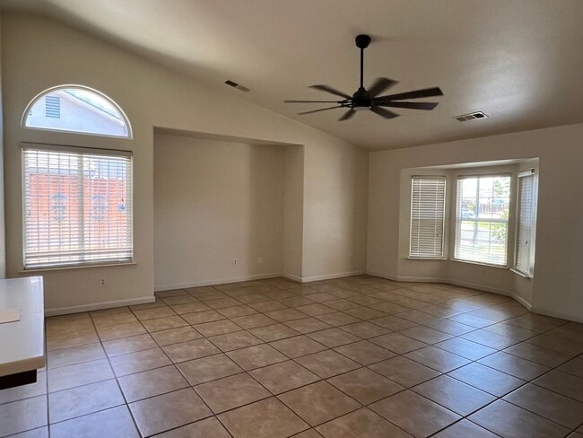 Building Photo - FOR RENT:  3 bedroom and 2 bathroom home i...