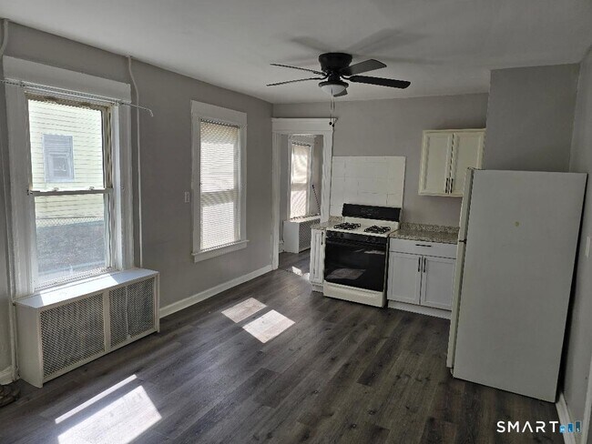 Building Photo - 154 Plaza Ave