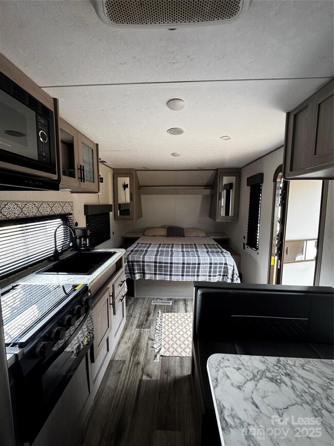 Building Photo - 404 Moss Springs Rd