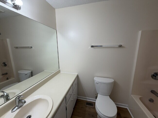 Building Photo - Townhouse for Rent
