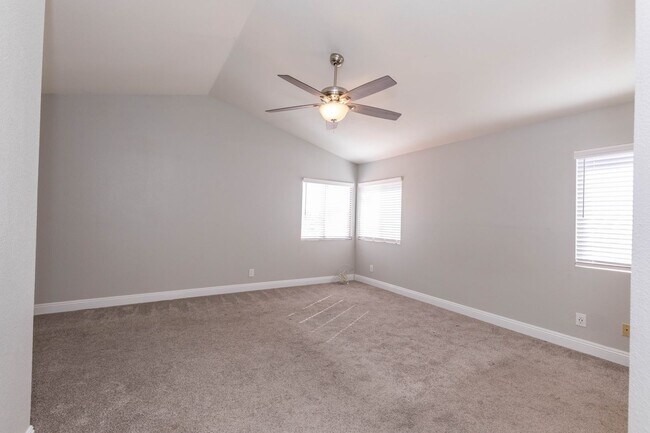 Building Photo - Lovely Home in The Lakes!