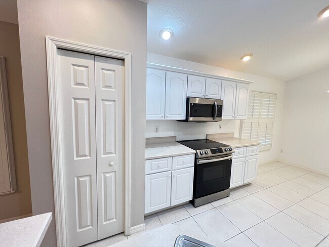 Building Photo - Modern 3-Bedroom, 2-Bathroom Home in Ocala! WASHER & DRYER INCLUDED!