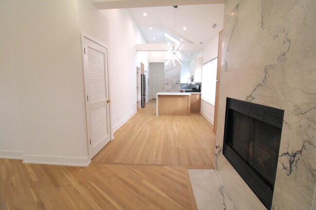 Building Photo - 933 N Ashland Ave