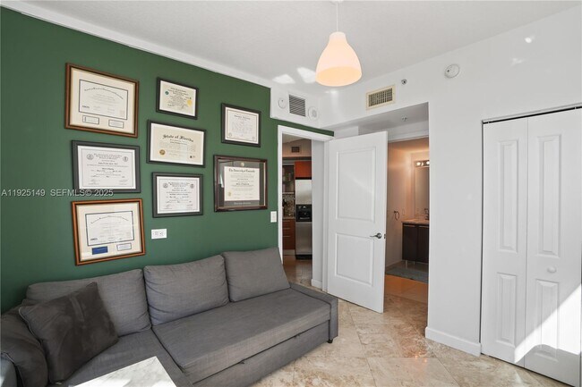 Building Photo - 480 NE 30th St