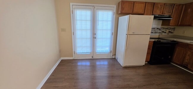 Building Photo - READY TO MOVE IN! 3 BEDS/2 BATHS!