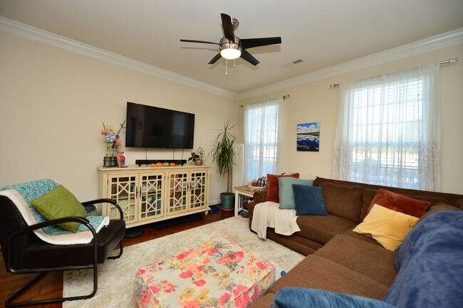 Building Photo - Clubhouse and pool community in the heart of Greenbrier!