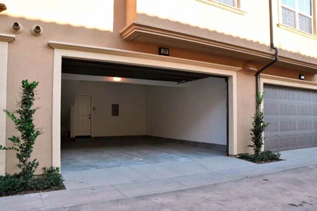 Building Photo - Beautiful 2 Bed/2 Bath Irvine Condo for Lease