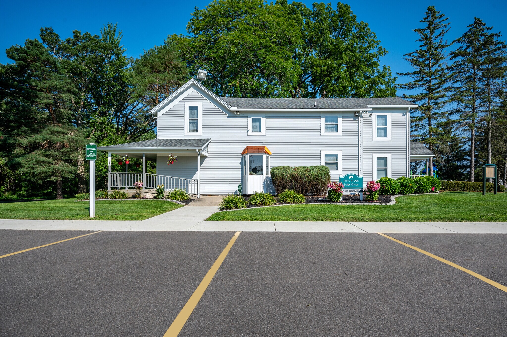 Building Photo - 9356 River Dr