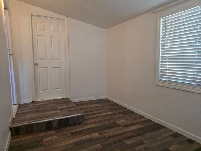 Building Photo - 2050 Branstetter Ln