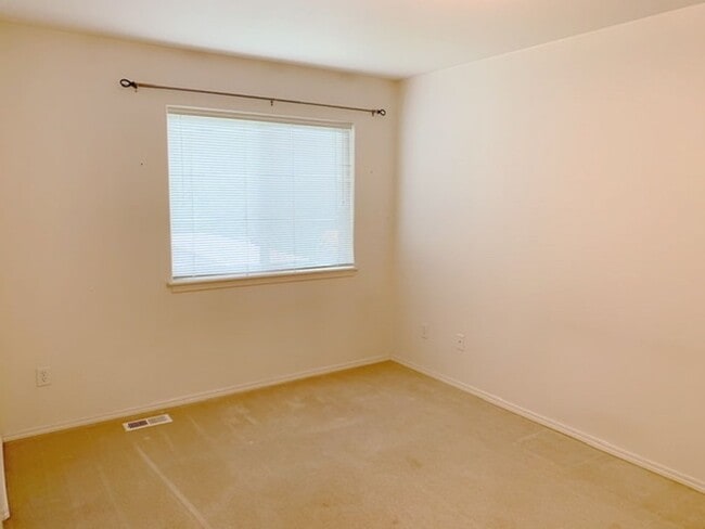 Building Photo - East Anchorage Townhouse with Yard, Garage, and W/D In unit! Close to JBER!