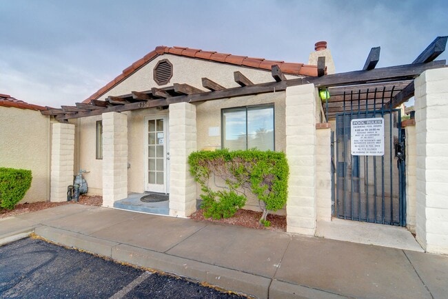 Building Photo - 5620 Hobble Creek Dr