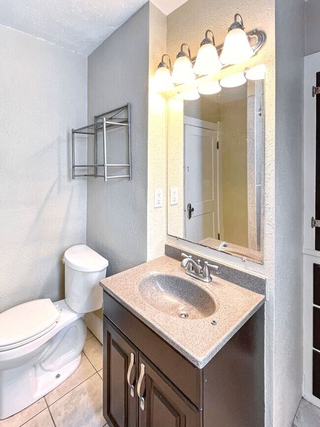 Building Photo - Charming 3-Bedroom Home / Pet-Friendly / V...