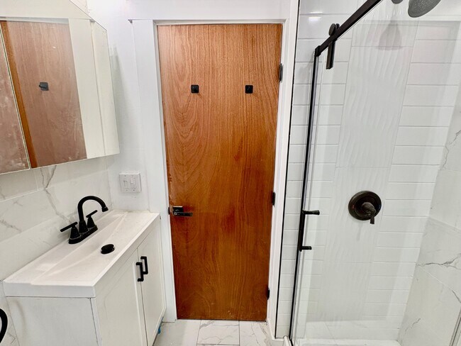 Building Photo - 5616 Phillips Ave