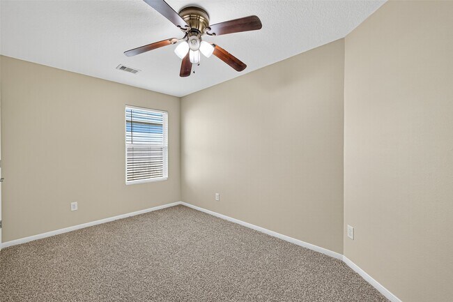 Building Photo - 3343 Apple Dale Dr