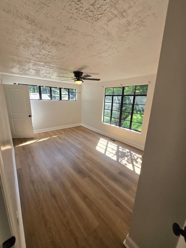 Building Photo - Spacious Single-Family Home in Chattanooga...