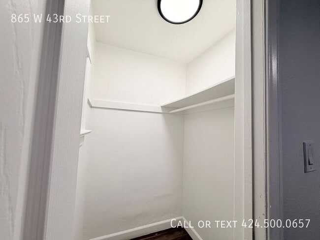 Building Photo - 865 W 43rd St