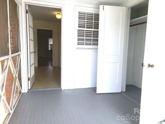 Building Photo - 2245 Crescent Ave