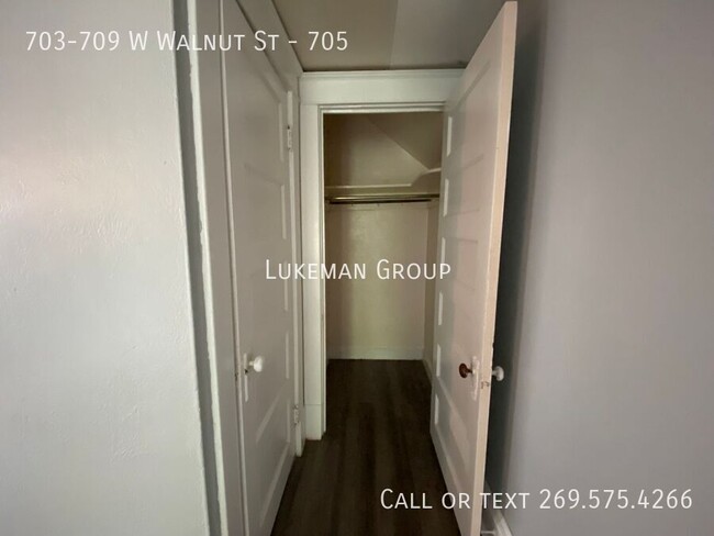 Building Photo - 705 W Walnut - 1/Bed 1/Bath Near WMU/K Col...