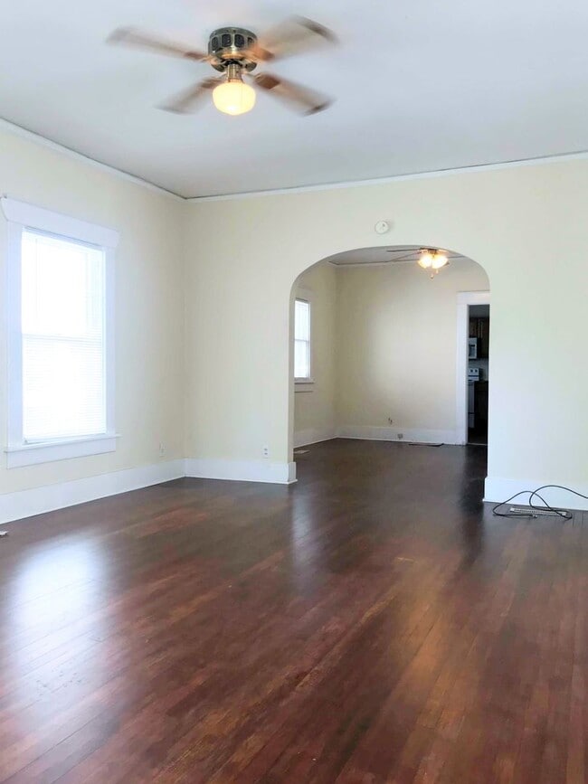 Building Photo - 2 Bedroom 1 Bath Home