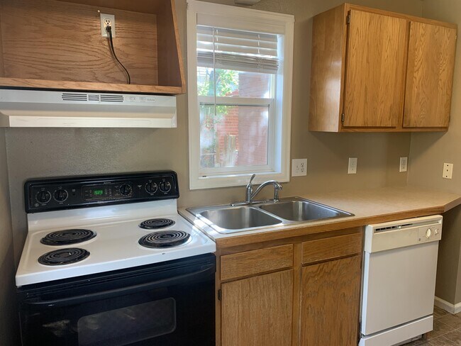 Building Photo - 701 W 24th St