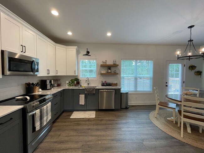 Building Photo - Beautiful 4 BR House in Nicholasville! All...
