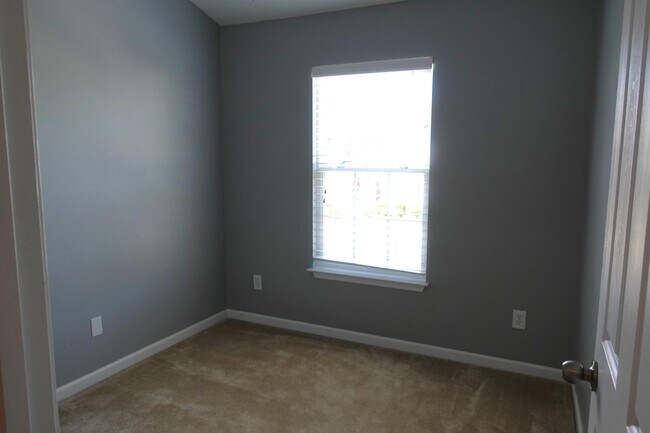 Building Photo - 202 Elise Dr