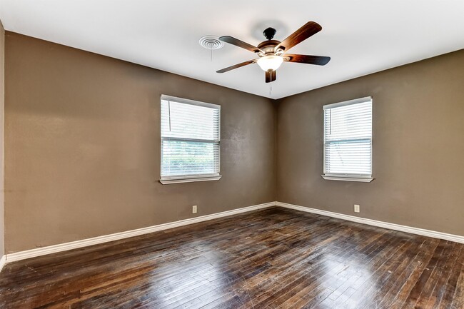 Building Photo - 806 E Rosedale St