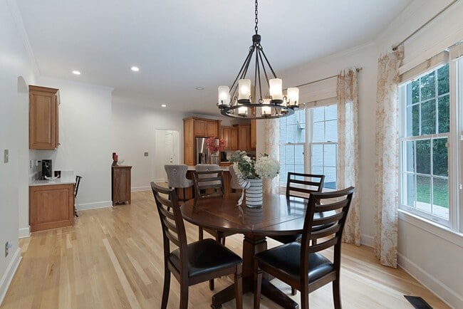 Building Photo - Stunning 5BR Executive Style Home in Brentwood