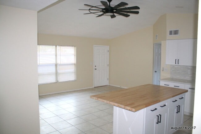 Building Photo - Updated 3 bed 2 bath Close to downtown