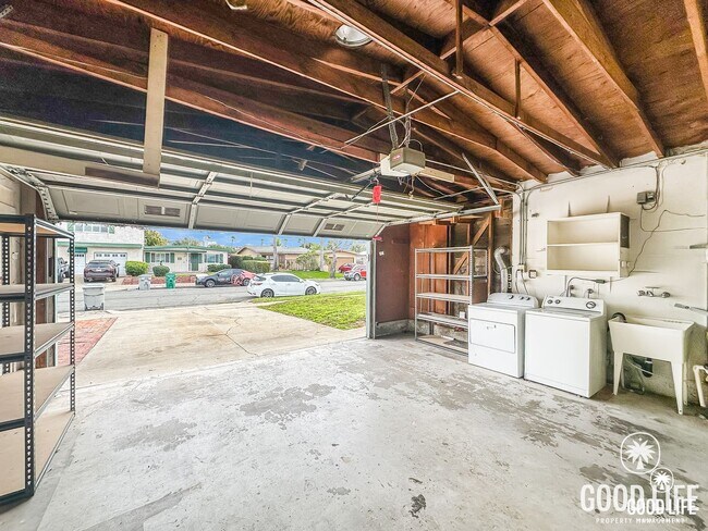 Building Photo - Charming 3B/2BA House w/ Attached Garage & Washer/Dryer in Clairemont!