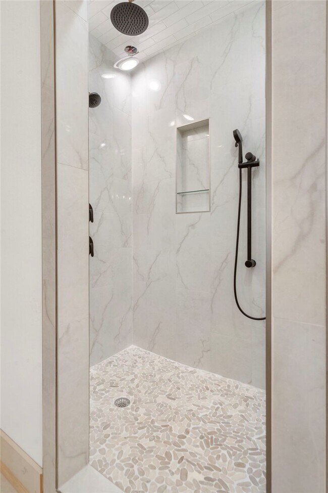 Building Photo - 6902 SW Basswood Ave