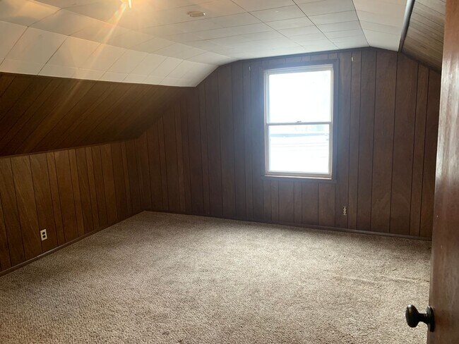 Building Photo - 4-bedroom house for RENT