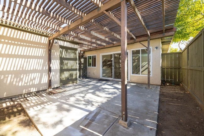 Building Photo - Spacious 4 Bedroom Townhouse in the Heart of Mira Mesa!