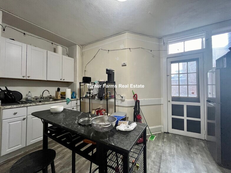 Building Photo - 168 Endicott St
