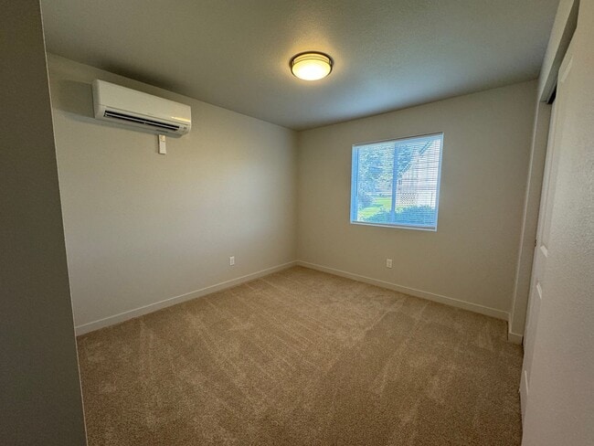 Building Photo - Newer 3 Bed 2 Bath Home In Roseburg