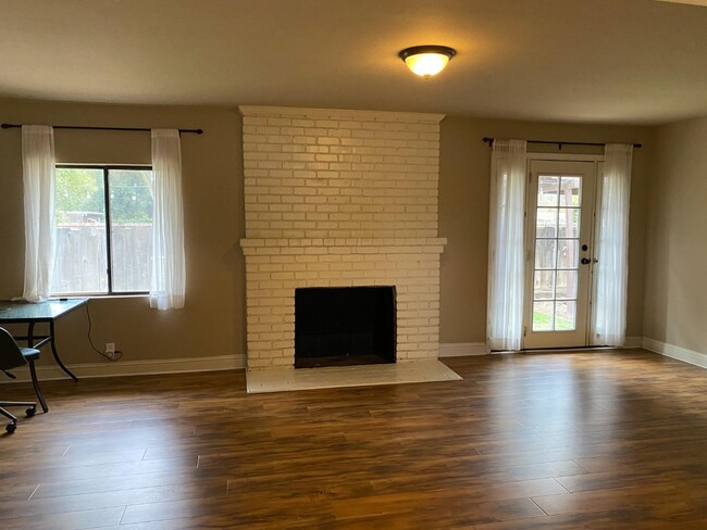 Building Photo - 139 W Santa Ana Ave