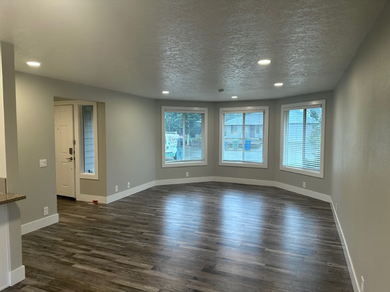 Building Photo - 5230 Autumn Leaf Ct N