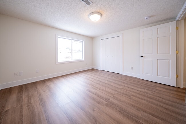 Building Photo - 22925 Oakdale Dr