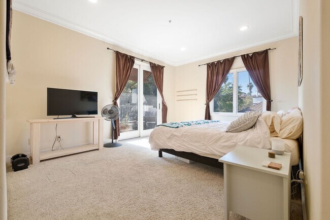 Master suite with balcony - 108 S El Molino Ave