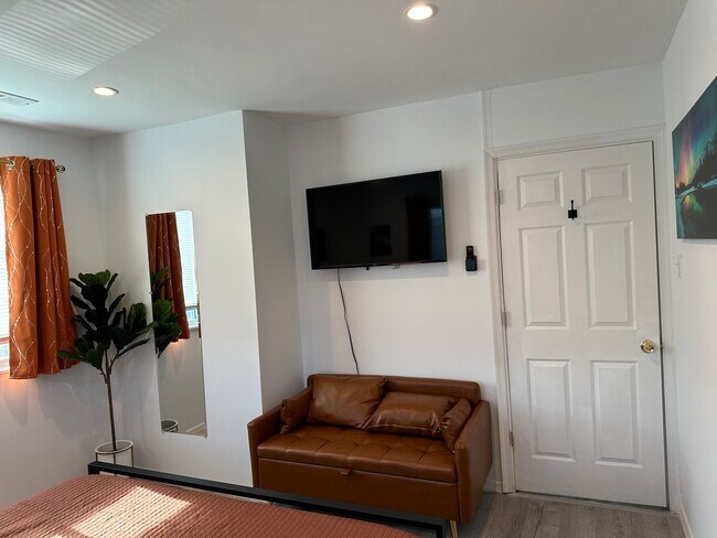 Building Photo - 3826 W 9th St