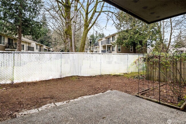 Building Photo - Spacious 2-Bedroom Ground Floor Condo with Private Yard in Kirkland