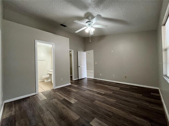 Building Photo - 1465 Tiverton Dr