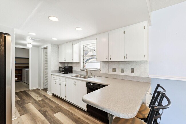 Building Photo - 4194 Honeysuckle Ave