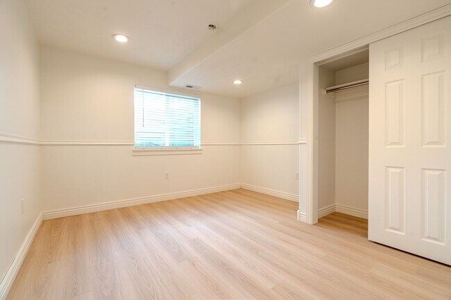 Building Photo - Beautiful Remodeled Home In Great Clinton Area