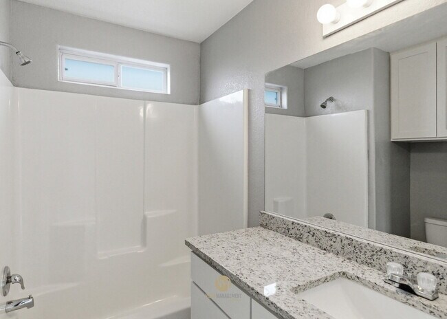 Building Photo - 3-bedroom, 2-bath home nestled in the Rolling Hills subdivision in Canyon Lake