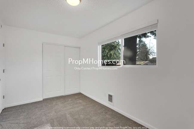 Building Photo - Fully Updated Three Bedroom Home in SE!