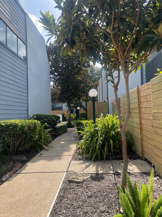 Building Photo - 5056 Glenmont Dr