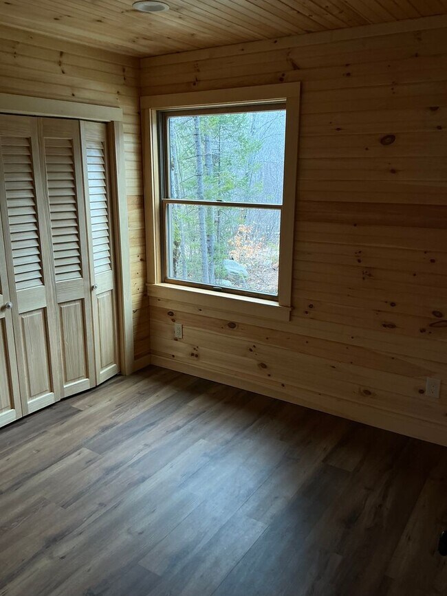 Building Photo - Quiet Country Living