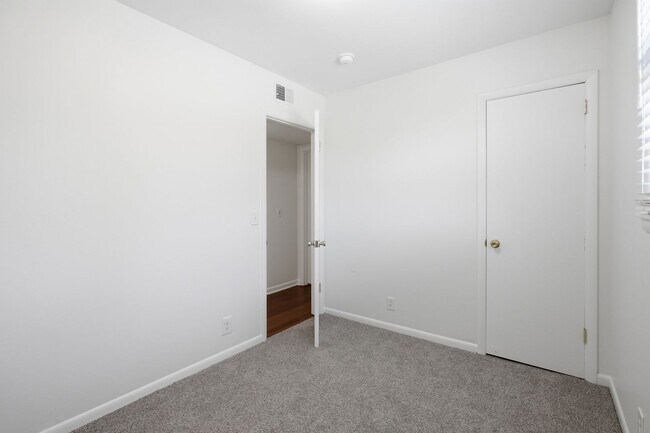Building Photo - 316 Lorna Dr