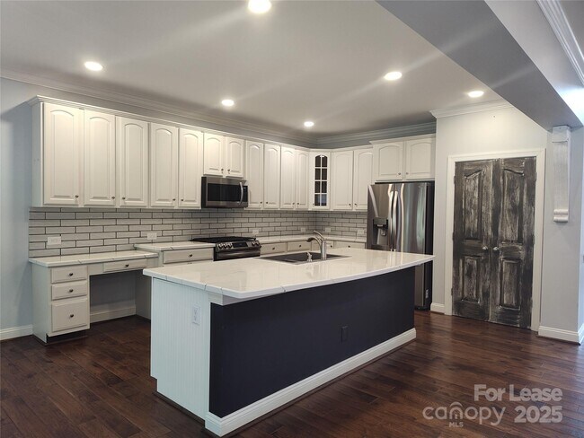 Building Photo - 9009 Hammersley Dr